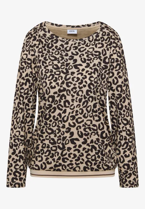 Beiger Pullover mit Leopardenmuster und langen Ärmeln.